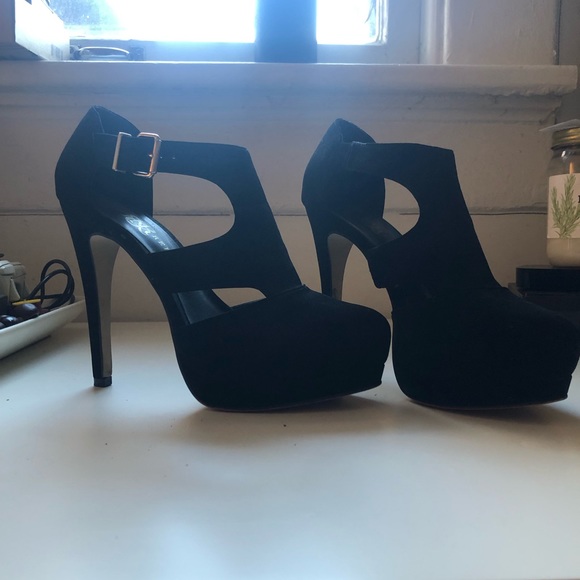 Rock & Republic Cutout Bootie - Picture 3 of 6